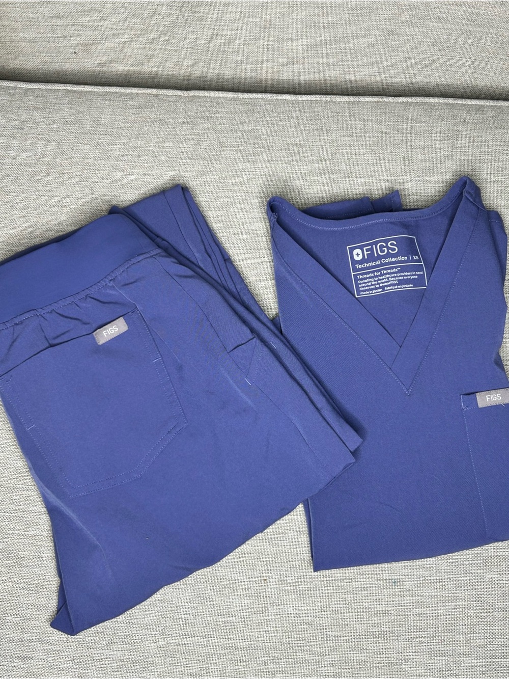 FIGS Women's Scrub Set in wayfarer  XS/XS PANTS (small pen mark)